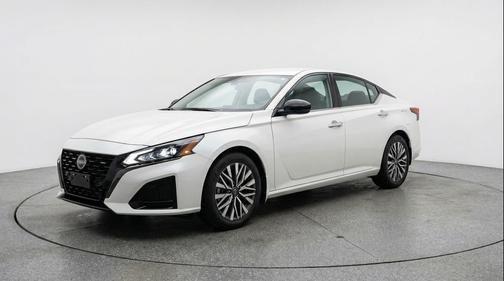Glacier White 2025 Nissan Altima SV FWD