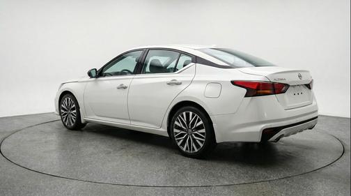 Glacier White 2025 Nissan Altima SV FWD