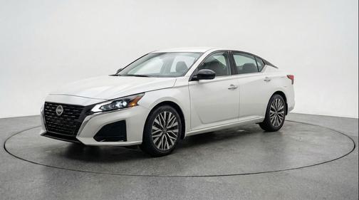 Glacier White 2025 Nissan Altima SV FWD