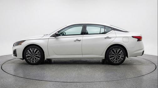 Glacier White 2025 Nissan Altima SV FWD