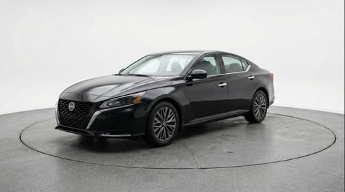 Super Black 2025 Nissan Altima SV FWD