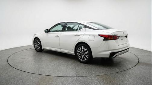 Glacier White 2025 Nissan Altima SV FWD