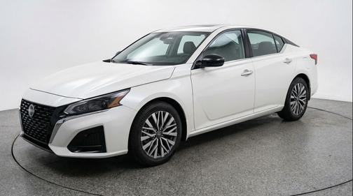 Glacier White 2025 Nissan Altima SV FWD