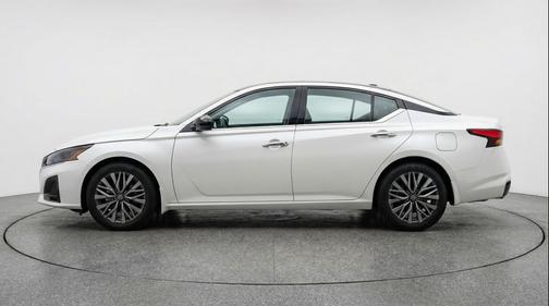 Glacier White 2025 Nissan Altima SV FWD