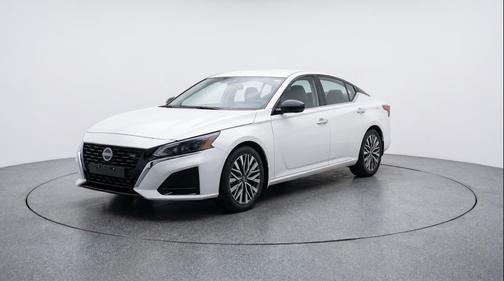 Glacier White 2025 Nissan Altima SV FWD