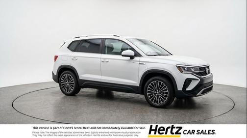 Pure White 2026 Volkswagen Taos SE