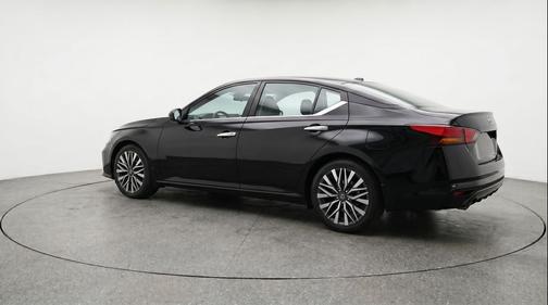 Super Black 2025 Nissan Altima SV FWD
