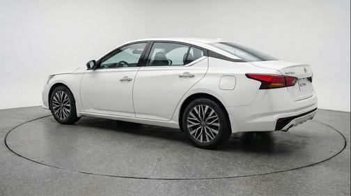 Glacier White 2025 Nissan Altima SV FWD