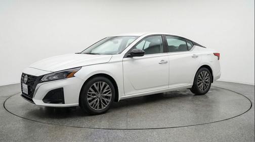 Glacier White 2025 Nissan Altima SV FWD