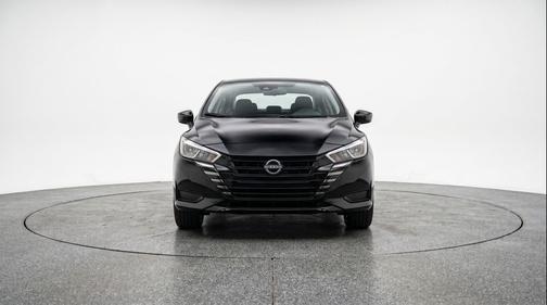 Super Black 2025 Nissan Versa 1.6 SV