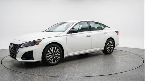 Glacier White 2025 Nissan Altima SV FWD