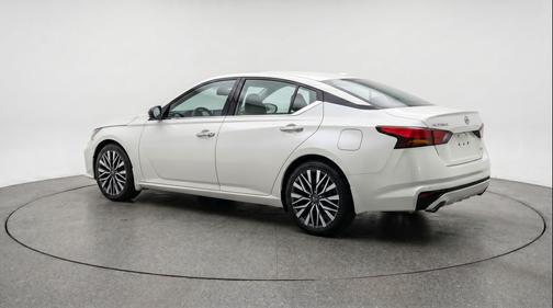 Glacier White 2025 Nissan Altima SV FWD