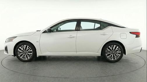 Glacier White 2025 Nissan Altima SV FWD