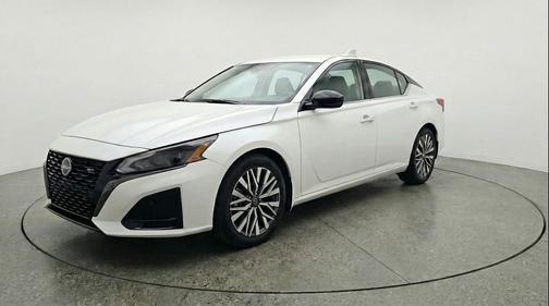 Glacier White 2025 Nissan Altima SV FWD
