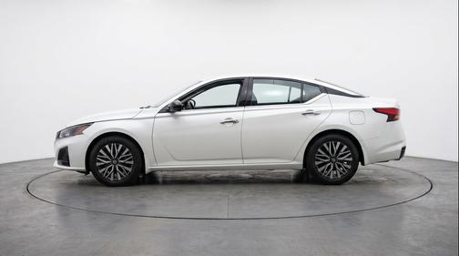 Glacier White 2025 Nissan Altima SV FWD