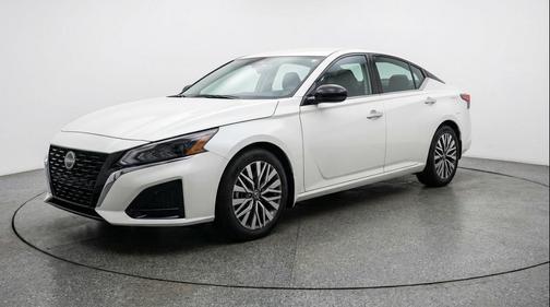 Glacier White 2025 Nissan Altima SV FWD