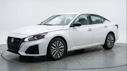 Glacier White 2025 Nissan Altima SV FWD