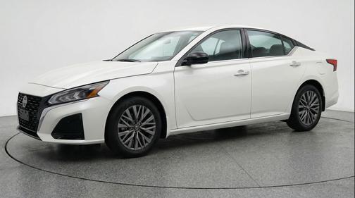 Glacier White 2025 Nissan Altima SV FWD