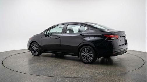 Super Black 2025 Nissan Versa 1.6 SV