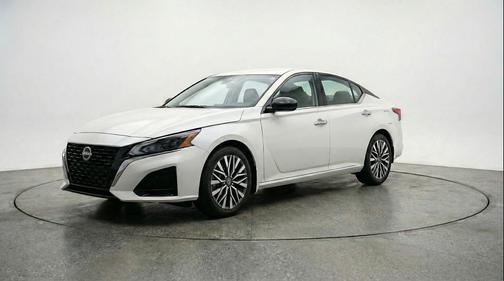 Glacier White 2025 Nissan Altima SV FWD
