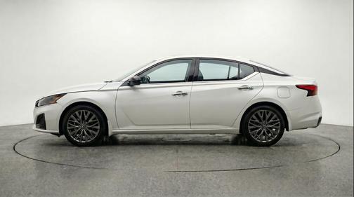 Glacier White 2025 Nissan Altima SV FWD