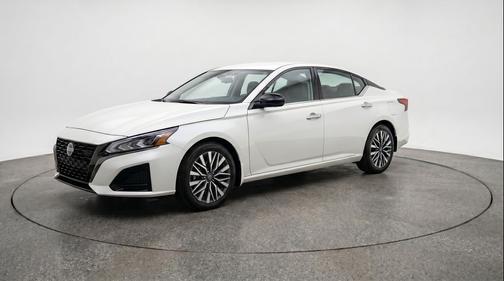 Glacier White 2025 Nissan Altima SV FWD