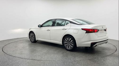 Glacier White 2025 Nissan Altima SV FWD