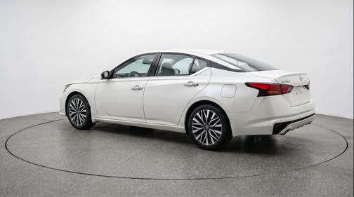 Glacier White 2025 Nissan Altima SV FWD