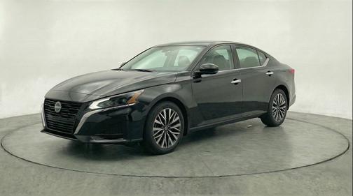 Super Black 2025 Nissan Altima SV FWD