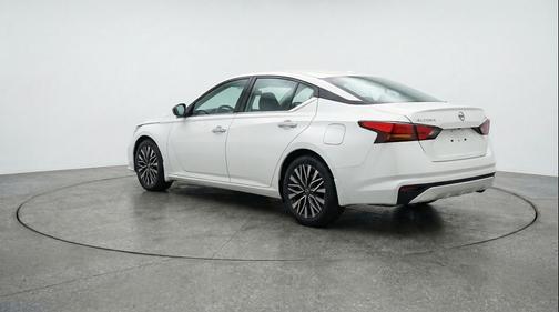 Glacier White 2025 Nissan Altima SV FWD