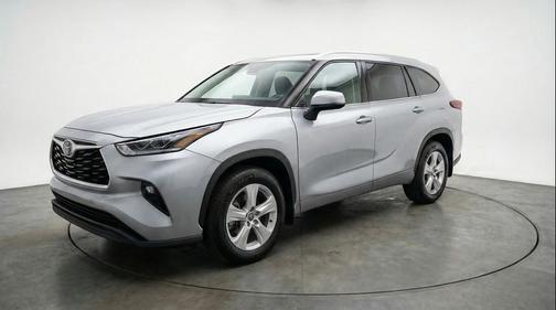Celestial Silver Metallic 2025 Toyota Highlander LE