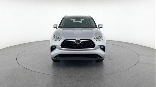 Celestial Silver Metallic 2025 Toyota Highlander LE