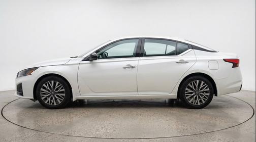 Glacier White 2025 Nissan Altima SV FWD