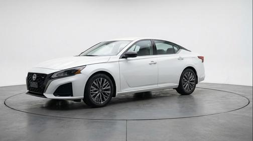 Glacier White 2025 Nissan Altima SV FWD
