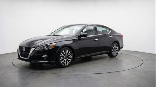 Super Black 2025 Nissan Altima SV FWD