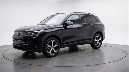 deep black pearl 2026 Volkswagen Tiguan 2.0T SE