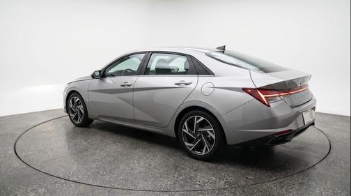 Fluid Metal 2025 Hyundai ELANTRA SEL