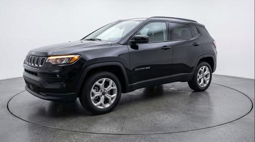 Diamond Black Crystal Pearlcoat 2025 Jeep Compass Latitude