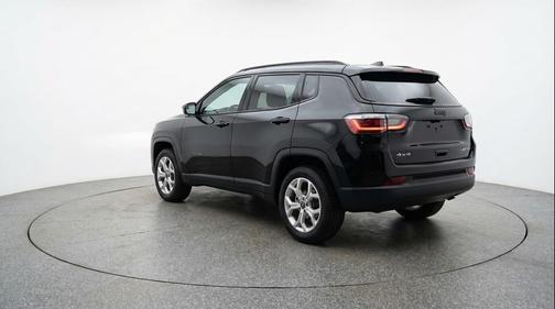 Diamond Black Crystal Pearlcoat 2025 Jeep Compass Latitude