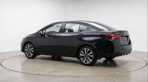 Super Black 2025 Nissan Versa 1.6 SV