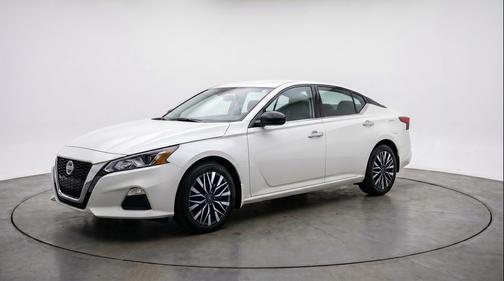 Glacier White 2025 Nissan Altima SV FWD