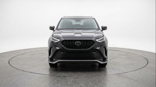 Midnight Black Metallic 2025 Toyota Highlander LE