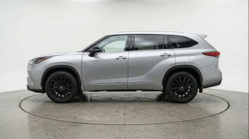 Celestial Silver Metallic 2025 Toyota Highlander LE