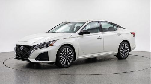 Glacier White 2025 Nissan Altima SV FWD