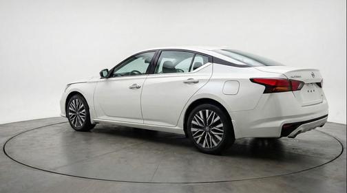 Glacier White 2025 Nissan Altima SV FWD