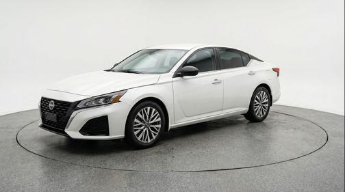 Glacier White 2025 Nissan Altima SV FWD