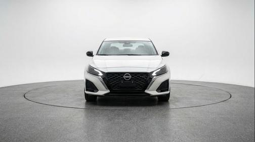Glacier White 2025 Nissan Altima SV FWD