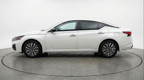 Glacier White 2025 Nissan Altima SV FWD