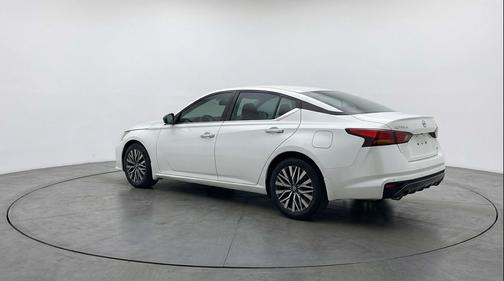 Glacier White 2025 Nissan Altima SV FWD