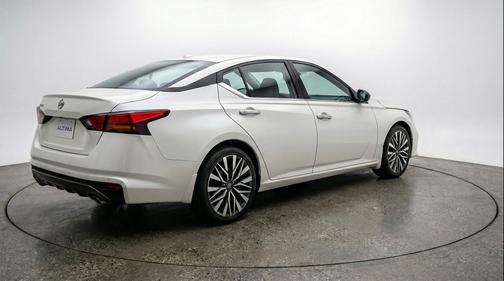 Glacier White 2025 Nissan Altima SV FWD